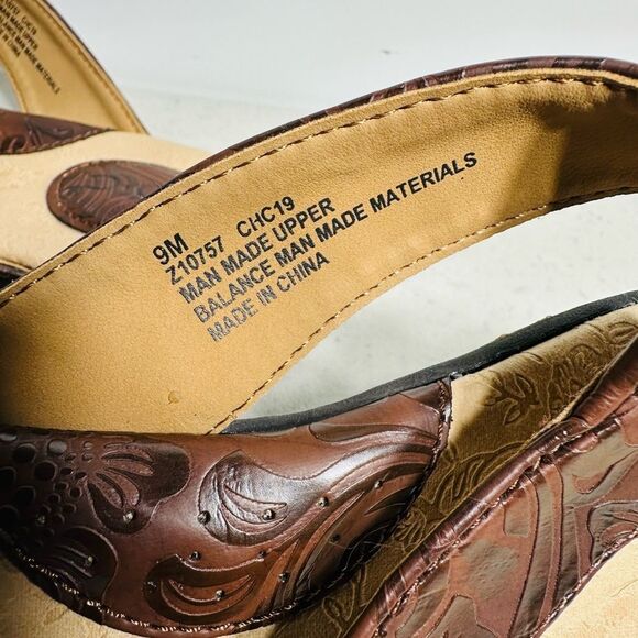 BOC Born Brown Embossed Faux Leather Sandals Flip Flops Womens Size 9 - Picture 7 of 7